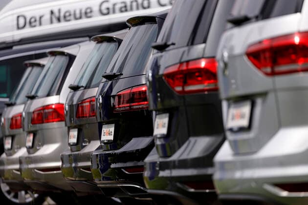 An einem Autohaus stehen Neuwagen des Volkswagen-Konzerns - aufgenommen aus dem öffentlichen Raum. Rheda-Wiedenbrück, 02.08.2020