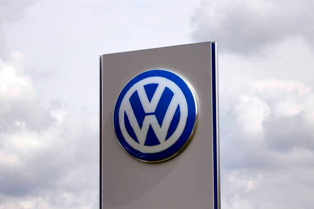An einem Autohaus prangt das Logo des Volkswagen-Konzerns - aufgenommen aus dem öffentlichen Raum. Rheda-Wiedenbrück, 02.08.2020