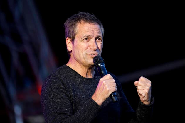 Bilder des Jahres 2020, Entertainment 08 August Entertainment Themen der Woche KW32 Dieter Nuhr live im Kulturgarten mit seinem Programm Kein Scherz! in der Bonner Rheinaue. Das Bonn Live Kulturgarten Open Air Festival 2020 ist Europas erstes Open Air Festival unter Corona-Auflagen wegen der Covid-19 Pandemie. Bonn, 04.08.2020