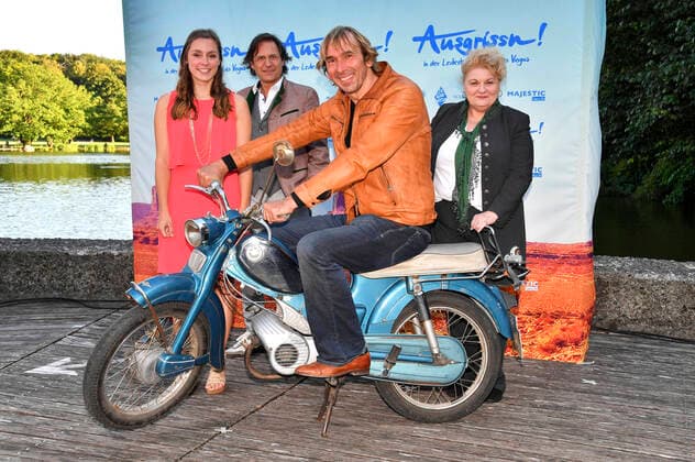 Bilder des Jahres 2020, Entertainment 08 August Entertainment Themen der Woche KW32 Stephanie Liebl, Winfried Frey, Arnd Schimkat und Angelika Sedlmeier bei der Premiere des Kinofilms Ausgrissn! - In der Lederhosn nach Las Vegas im Kino, Mond & Sterne - Open-Air-Kino auf der Seebühne im Münchner Westpark. München, 05.08.2020