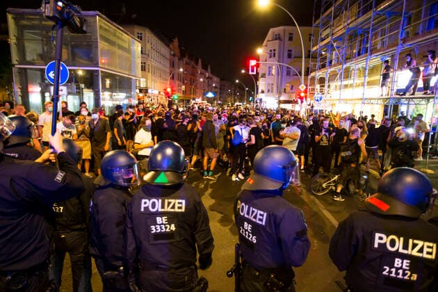 Bilder des Jahres 2020, News 08 August News Themen der Woche KW32 News Bilder des Tages Auseinandersetzungen zwischen Demonstranten und Polizei in der Nacht vor der Raeumung der Kiezkneipe Syndikat in Berlin Neukoelln am 7. August 2020. Die Raeumung ist fuer 9 Uhr vorgesehen. Raeumung der Kiezkneipe Syndikat in Neukoelln