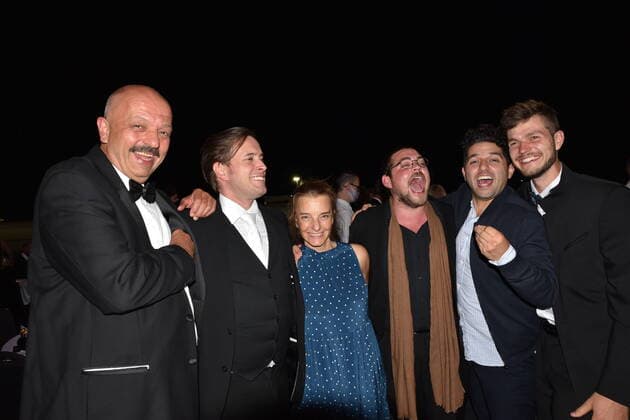 Bilder des Jahres 2020, Entertainment 08 August Entertainment Themen der Woche KW32 Entertainment Bilder des Tages Isabel von Karajan mit Crew, Beste Uraufführung, Stillhang, Festspiele Erl, Österreichischer Musiktheaterpreis, Gala, Terminal 2, Salzburg 2020,