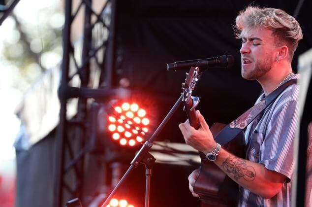 Bilder des Jahres 2020, Entertainment 08 August Entertainment Themen der Woche KW32 Entertainment Bilder des Tages Lea - Erfurt 07.08.2020 , Erfurt, Steigerwaldstadion, Arena Erfurt, Sommer Open-Air im Stadion, das Picknickdecken Konzert Support bei Lea ist ELI (bürgerl. Elias Leon Breit)
