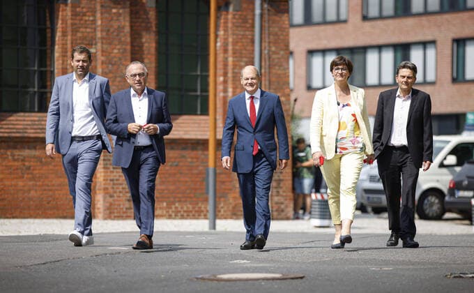 Bilder des Jahres 2020, News 08 August News Themen der Woche KW33 News Bilder des Tages Vlnr.: SPD Generalsekretaer Lars Klingbeil, SPD Parteivorsitzender Norbert Walter-Borjans, Olaf Scholz, der Kanzlerkandidat der SPD fuer die Bundestagswahl 2021, Saskia Esken, SPD Parteivorsitzende und Rolf Muetzenich, SPD Fraktionsvorsitzender, auf dem Weg zu einer Pressekonferenz anlaesslich der Vorstellung des SPD Kanzlerkandidaten fuer die Bundestagswahl 2021. Berlin, 10.08.2020 Berlin Deutschland