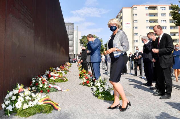 Bilder des Jahres 2020, News 08 August News Themen der Woche KW33 News Bilder des Tages Michael Müller und Monika Grütters bei der Gedenkveranstaltung und Kranzniederlegung zum Jahrestag des Baus der Berliner Mauer in der Kapelle und am Denkmal der Gedenkstätte Berliner Mauer. Berlin, 13.08.2020