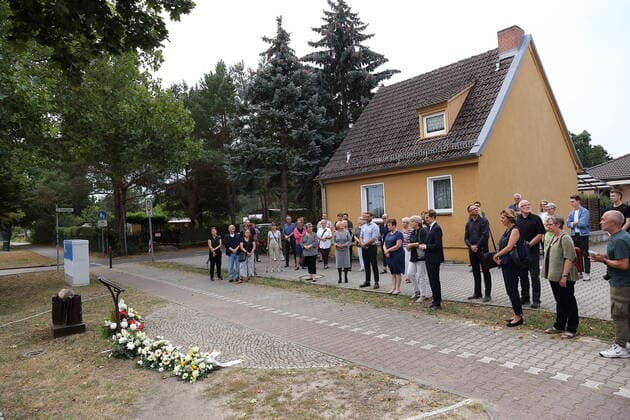 Bilder des Jahres 2020, News 08 August News Themen der Woche KW33 News Bilder des Tages Menschen bei einem stillen Gedenken an Noel Martin am Mahnmal in Blankenfelde-Mahlow, 14. August 2020. Der britische Bauarbeiter wurde hier 1996 von Neonazis angegriffen und war seitdem querschnittsgelähmt. Bis zu seinem Tod im Juli engagierte er sich gegen Rassismus. Stilles Gedenken an Noel Martin