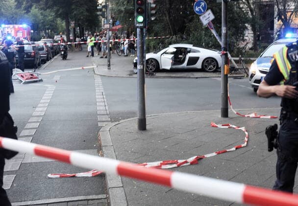 Bilder des Jahres 2020, News 08 August News Themen der Woche KW33 News Bilder des Tages Offenbar wegen überhöhter Geschwindigkeit prallte der Fahrer dieses Audi-Sportwagen gegen ein Verkehrsschild an der Ecke Fichtestraße Urbanstraße in Berlin-Kreuzberg und kam auf dem Gehweg zum Stehen. Raserunfall in Kreuzberg