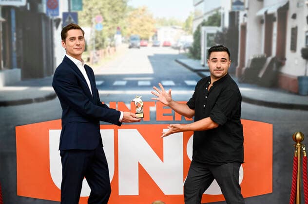 Timothy Boldt und Lars Steinhöfel mit dem Preis für die beste Story bei der Siegerehrung der Unter uns -Starwahl vom offiziellen Unter uns -Fanclub im Coloneum Studio der MMC Studios. Köln, 17.08.2020