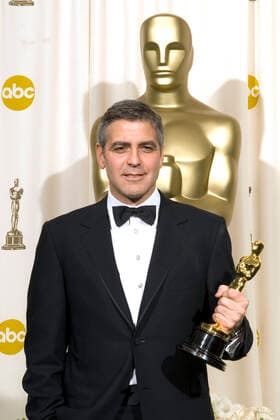 George Clooney mit dem Oscar für die beste Nebenrolle in Syriana im Press Room der Oscar Verleihung 2006 78th Annual Academy Awards im Kodak Theatre. Los Angeles, 05.03.2006
