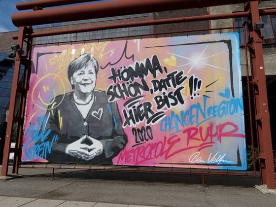 Bilder des Jahres 2020, News 08 August News Themen der Woche KW34 News Bilder des Tages BUNDESKANZLERIN DR.ANGELA MERKEL besucht das Bundesland Nordrhein-Westfalen ( NRW ),ein Plakat auf der Zeche Zollverein in Essen,Stadt im Ruhrgebiet,gegrüsst,die Bundeskanzlerin mit Hömma,SCHÖN DATTE HIER BIST,fotografiert am 18.08.2020. Bundeskanzlerin Angela Merkel wird gegen ca.16 Uhr auf Zeche Zollverein erwartet. Â