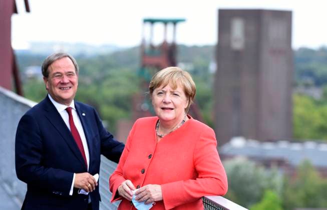 Bilder des Jahres 2020, News 08 August News Themen der Woche KW34 News Bilder des Tages Ruhr Konferenz-BUNDESKANZLERIN DR.ANGELA MERKEL besucht das Bundesland Nordrhein-Westfalen ( NRW ),auf der Zeche Zollverein in Essen,Stadt im Ruhrgebiet,die Kanzlerin und Ministerpräsident Armin Laschet auf der Terrasse vor dem Erich Brost Pavillion auf Zeche Zollverein,fotografiert am 18.08.2020. Â