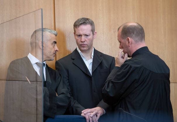 Bilder des Jahres 2020, News 08 August News Themen der Woche KW34 News Bilder des Tages 19.08.2020, xblx, deloka, emonline, delahe, Prozess: Tod von Dr. Walter Luebcke, Angeklagter Stephan Ernst mit seinen Verteidigern Mustafa Kaplan und Jörg Hardies vor dem Oberlandesgericht in Frankfurt wird heute der Prozess gegen zwei Männer fortgesetzt, die die Bundesanwaltschaft im Zusammenhang mit dem Tod des Politikers angeklagt hat. Der Kasseler Regierungspräsident Dr. Walter Luebcke (Walter Lübcke) wurde im Juni 2019 auf der Terrasse seines Hauses in Wolfhagen getötet. Frankfurt am Main