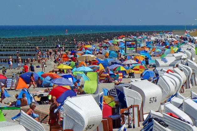 Bilder des Jahres 2020, News 08 August News Themen der Woche KW34 News Bilder des Tages Sommerferien in Deutschland. Voller Strand in Zingst auf dem Darß. Lockerung in Mecklenburg Vorpommern, von Corona nichts mehr zu merken. Urlauber und Einheimische hier in Zingst auf dem Darß. 19.08.2020 in Ostseeheilbad Zingst (Coronavirus)