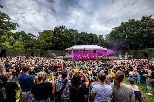 Bilder des Jahres 2020, Entertainment 08 August Entertainment Themen der Woche KW34 Entertainment Bilder des Tages Hamburg, 20. August 2020 - Johannes Oerding bei einem Konzert im Rahmen der Lagerfeuer Acoustics auf der Freilichtbühne im Hamburger Stadtpark