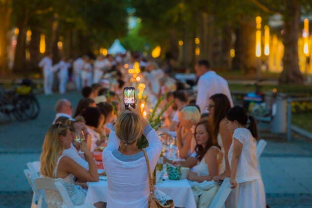 Bilder des Jahres 2020, News 08 August News Themen der Woche KW34 News Bilder des Tages Picknick in Weiß Nach dem Pariser Vorbild ist auch bei diesem Picknick ist der Dresscode konsequent weiß. Zum fünften Mal findet das Diner en Blanc nun schon in Dresden, dieses mal auf der Hauptstrasse unter den alten großen Platanen statt. Dresden Sachsen GERMANY