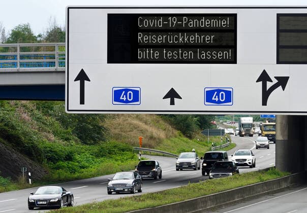 Bilder des Jahres 2020, News 08 August News Themen der Woche KW34 News Bilder des Tages Dortmund, 21.8.2020: Aufforderung an Reiserückkehrer, sich aufgrund der Covid-19-Pandemie auf das Coronavirus testen zu lassen. Schilderbrücke auf der Autobahn A40 im Bereich Dortmund