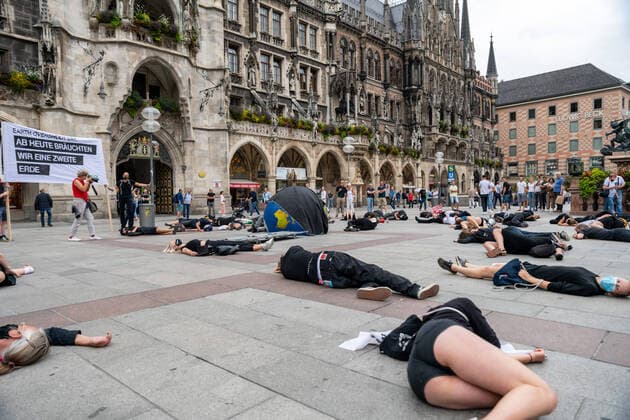 Bilder des Jahres 2020, News 08 August News Themen der Woche KW34 News Bilder des Tages Greenpeace Trauermarsch am Earth Overshoot Day in München Demonstration von Greenpeace in München Odeonsplatz. Am 22.08.2020 ist dieses Jahr der Earth Overshoot Day - also das Datum an dem die Beanspruchung der Erde und der Ökosysteme durch die Menschen die Kapazitäten zur Erholung übersteigt. Aktivisten von Greenpeace und anderen Umweltorganisationen tragen in einem Trauermarsch vom Odeonsplatz zum Marienplatz die Erde symbolisch zu Grabe. Copyright: xThomasxVonier
