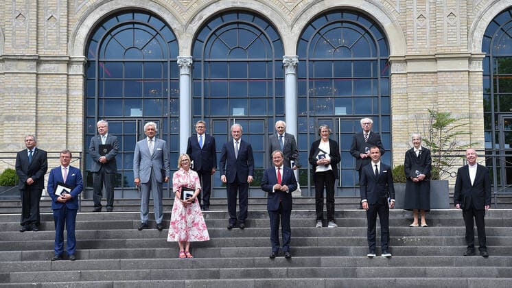 Bilder des Jahres 2020, News 08 August News Themen der Woche KW34 News Bilder des Tages Verleihung des Verdienstordens des Landes Nordrhein-Westfalen am 23.08.2020 in der Flora Köln in Köln Gruppenfoto Obere Reihe V.l.n.r.: Prof. Dr. Reinhold Ewald, Prof. Dr. Dieter Häussinger, Hans-Günther Fascies, Helmut Brühl Mittlere Reihe V.l.n.r.: Dr. Johannes Georg Bednorz, Prof. Dr. h. c. Walter Smeling, Jochen Kienbaum, Ruth Kühn, Erika Meyer zu Drewer Untere Reihe V.l.n.r.: Stephan Prinz zur Lippe, Maria Prinzessin zur Lippe, Armin Laschet ( Ministerpräsident Nordrhein-Westfalen ), Mario Götze, Monsignore Peter Kossen