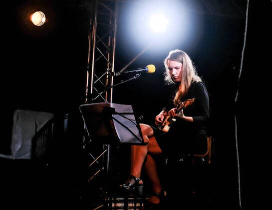 Bilder des Jahres 2020, Entertainment 08 August Entertainment Themen der Woche KW34 Entertainment Bilder des Tages Konzert von Stella Sommer , 20 Sunsets, HKW, Berlin Stella Sommer
