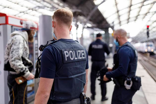 Bilder des Jahres 2020, News 08 August News Themen der Woche KW35 News Bilder des Tages Ordnungsämter, Bundespolizei, die Bahn und die Verkehrsunternehmen kontrollieren mit einer landesweiten Großaktion die Einhaltung der Maskenpflicht im Busverkehr und Bahnverkehr - im Bild die Schwerpunktkontrolle am Kölner Hauptbahnhof. Köln, 24.08.2020