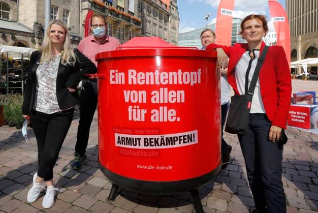 Bilder des Jahres 2020, News 08 August News Themen der Woche KW35 News Bilder des Tages Wahlkampf 25.08.2020, Chemnitz, Neumarkt, Wahlkampf Startschuss der LINKEN Rentenaktion gegen Altersarmut in Sachsen. Katja Kipping, Parteivorsitzende von DIE LINKE, und Susanne Schaper, Landesvorsitzende von DIE LINKE und OB- Kandidatin in Chemnitz, wollen in einer Gesprächsrunde zum Thema Rente und Altersarmut mit Bürgern ins Gespräch kommen. Foto: links Susanne Schaper, rechts Katja Kipping am Rententopf Chemnitz Sachsen BRD