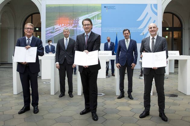 Bilder des Jahres 2020, News 08 August News Themen der Woche KW35 News Bilder des Tages V.l.n.r: DB-Infrastrukturvorstand Ronald Pofalla, Steffen Bilger, Parlamentarischer Staatssekretaer beim Bundesminister fuer Verkehr und digitale Infrastruktur, Bundesverkehrsminister Andreas Scheuer, CSU, Michael Guentner, Staatssekretaer im Bundesministerium fuer Verkehr und digitale Infrastruktur und Rolf Boesinger, Staatssekretaer im Bundesministerium der Finanzen aufgenommen im Rahmen des Starts des Vorzeigeprojektes fuer die Digitale Schiene. Hier im Rahmen der Unterzeichnung einer Finanzierungsvereinbarung. Berlin, 25.08.2020. Berlin Deutschland
