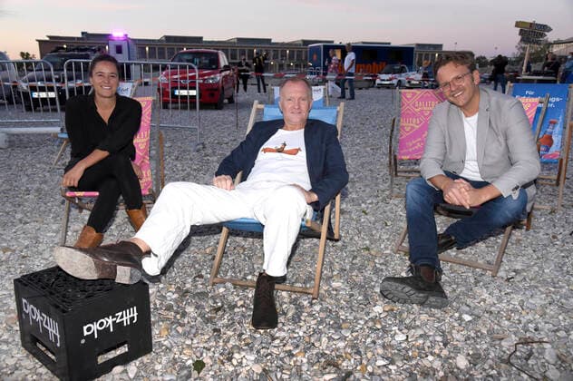 Bilder des Jahres 2020, Entertainment 08 August Entertainment Themen der Woche KW35 Julia Weigl, Ulrich Thomsen und Christoph Gröner bei der Premiere des Kinofilms Gutterbee beim Filmfest München Pop-Up im PopUp Autokino auf dem Zenith Parkplatz. München, 26.08.2020