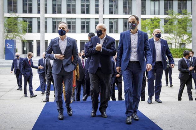 Bilder des Jahres 2020, News 08 August News Themen der Woche KW35 News Bilder des Tages Heiko Maas, Bundesaussenminister, (L) Augusto Santos Silva, Aussenminister von Portugal, (Mitte) und Anze Logar, Aussenminister von Slowenien, (R) aufgenommen im Rahmen eines Gymnich-Treffens der EU - AussenministerInnen im Auswaertigen Amt in Berlin, 28.08.2020. Berlin Deutschland