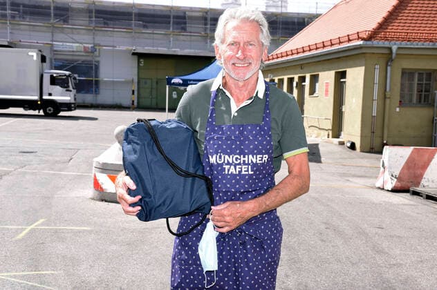 Bilder des Jahres 2020, Entertainment 08 August Entertainment Themen der Woche KW35 Entertainment Bilder des Tages Paul Breitner bei der Übergabe von Schulstart-Spenden der Firma Amazon an 2300 sozial benachteiligte Kinder an der Münchner Tafel in der Großmarkthalle. München, 28.08.2020