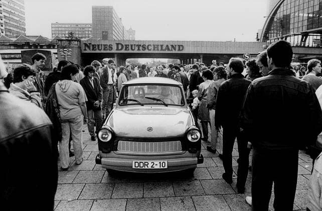 Der letzte Trabbi während Fest der Einheit, Alexanderplatz, Berlin, Deutschland, Europa Copyright: imageBROKER ManfredxVollmer ibluta05853345.jpg