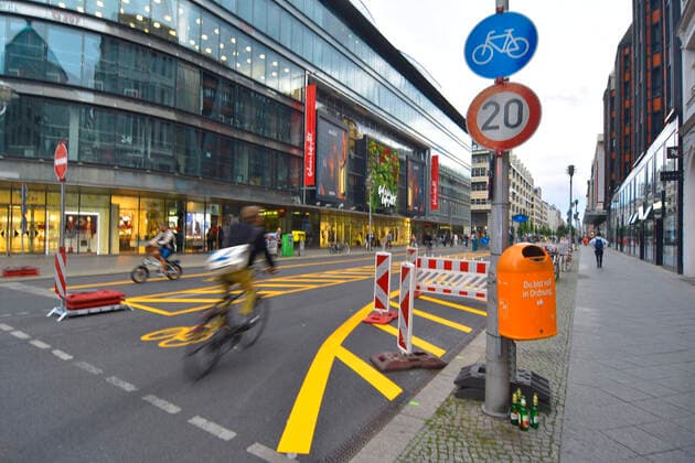 Bilder des Jahres 2020, News 08 August News Themen der Woche KW35 Von Freitag, 21.08.2020 bis 31.01.2021 bleibt ein Teil der Friedrichstrasse nur fuer Fussgaenger; Radfahrer und Lieferverkehr frei. Der 4m breite Radweg in der Mitte ist aufgebracht, bevor morgen am 29.08.2020 der Versuch gestartet wird. Galeries Lafayette, dann Quartier 205, mit fast allen zugeklebten Schaufenstern, Zeugen von Leerstand.