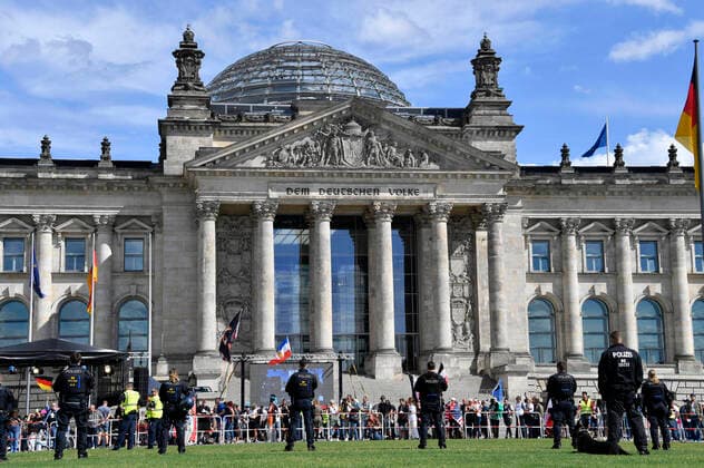 Bilder des Jahres 2020, News 08 August News Themen der Woche KW35 Tausende Menschen demonstrieren gegen die Coronavirus-Auflagen. Die selbsternannten Reichsbürger versammeln sich vor dem Reichstagsgebäude. Berlin, 29.08.2020.