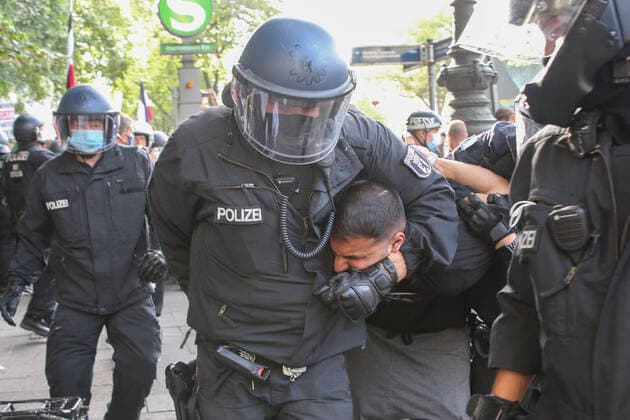 Bilder des Jahres 2020, News 08 August News Themen der Woche KW35 News Bilder des Tages Im Bild: Die Festnahme von Attila Hildmann bei der Demo an der russischen Botschaft (am 29.08.2020) Berlin - Attila Hildmann bei Corona-Demonstration festgenommen