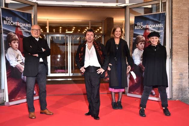 Bilder des Jahres 2020, Entertainment 08 August Entertainment Themen der Woche KW35 Entertainment Bilder des Tages Volker Schlöndorff, David Bennent, Angela Winkler und Katharina Thalbach bei der Premiere zum Kino Revival vom Filmklassiker Die Blechtrommel (startet in überarbeiteter Ultra HD Technik ab 31.08.2020) am 30.08.2020 im Kino International in Berlin Die Blechtrommel Filmleinwand Revival Premiere in Berlin