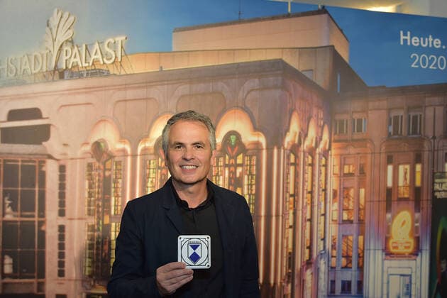 Bilder des Jahres 2020, Entertainment 08 August News Bilder des Tages FriedrichstadtPalast unter Denkmalschutz Berndt Schmidt erhaelt die ofizielle DenkmalPlakette fuer sein FriedrichstadtPalast in Berlin am 31.08.2020