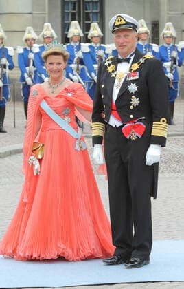 Schweden Hochzeit 19.06.2010 Koenig Harald V. von Norwegen + Koenigin Sonja (King, Queen, Norway) im Paradehof des Koenigsschloss, Hoegvaktsterrassen, Stockholm, Schweden, bei der Feier zur Hochzeit von Victoria Kronprinzessin von Schweden und PrinzDaniel vonSchweden (geb. OlofDanielWestling) - 19.06.2010 -