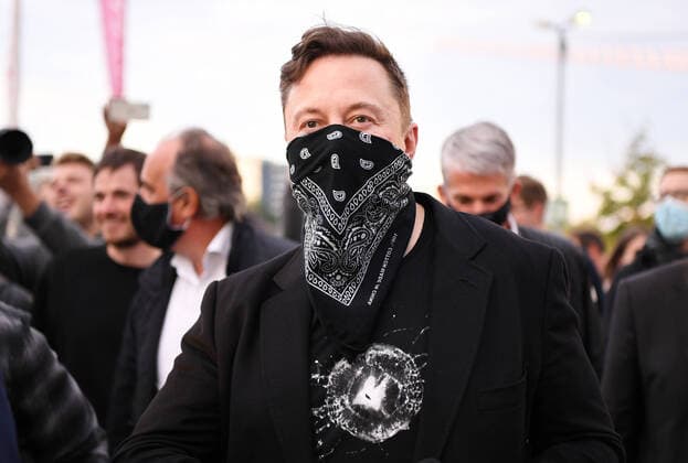 Bilder des Jahres 2020, Entertainment 09 September Entertainment Themen der Woche KW36 Entertainment Bilder des Tages Tuebingen 01.09.2020 Tesla-Chef Elon Musk mit Maske zu Fuss unterwegs im Technologiepark in Tuebingen beim der Biopharma-Unternehmen Curevac, umringt von Fans und Medien.