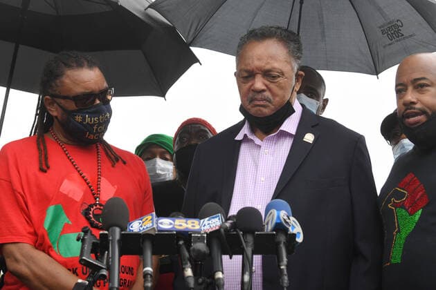 Bilder des Jahres 2020, News 09 September News Themen der Woche KW36 News Bilder des Tages September 1, 2020, Kenosha, Wisconsin, USA: His voice barely audible, the REV. JESSE JACKSON speaks at a street festival held in the block where Jacob Blake was shot seven times by police, concurrent with President Donald J. Trumpâ€⠢s visit to Kenosha, Wisconsin Tuesday September 1, 2020 in the wake of the violence following the police shooting of Blake. He is flanked by JUSTIN BLAKE, left, Jacob Blakeâ€⠢s uncle, and BISHOP TAVIS GRANT, National Field Officer for Rainbow Push. Kenosha USA - ZUMAh154 20200901_znp_h154_030 Copyright: xMarkxHertzbergx