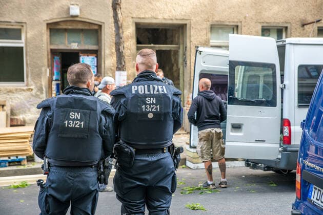 Bilder des Jahres 2020, News 09 September News Themen der Woche KW36 Am morgen des 2. September 2020 setzten ca. 50 Polizisten der Bereitschaftspolizei einen Räumungsbeschluss des Amtsgerichts Leipzig in der Ludwigstraße 71 im Osten der Messestadt durch. Dabei wurde ein Haus geräumt, dass seit dem 21. August 2020 von einer unbekannten Anzahl Menschen besetzt worden war. Das mehr als 20 Jahre leerstehende Haus sollte zu einem sozialen Wohnungsbauprojekt umgewandelt werden. Im Züge der Räumung sind 2 Personen festgenommen worden. Die Polizei hat dies jedoch noch nicht offiziell bestätigen wollen.