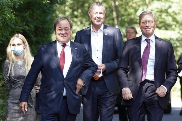 Bilder des Jahres 2020, News 09 September News Themen der Woche KW36 News Bilder des Tages Eroeffnung des BesucherzentrumSchauplatz Petersberg mit NRW Ministerpraesident Armin Laschet Aktuell, 02.09.2020, Koeningswinter, Petersberg, NRW Ministerpraesident Armin Laschet gemeinsam mit Norbert Roettgen auf dem Weg zur Ausstellung Schauplatz Petersberg Koenigswinter Nordrhein-Westfalen Deutschland