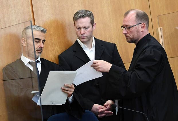 Bilder des Jahres 2020, News 09 September News Themen der Woche KW36 News Bilder des Tages 03.09.2020, xjhx, News Lokales, Prozess: Tod von Dr. Walter Luebcke - deloka, emonline, delahe emspor, v.l. Angeklagter Stephan Ernst mit seinen Verteidigern Mustafa Kaplan und Jörg Hardies vor dem Oberlandesgericht in Frankfurt wird heute der Prozess gegen zwei Männer fortgesetzt, die die Bundesanwaltschaft im Zusammenhang mit dem Tod des Politikers angeklagt hat. Der Kasseler Regierungspräsident Dr. Walter Luebcke (Walter Lübcke) wurde im Juni 2019 auf der Terrasse seines Hauses in Wolfhagen getötet. Frankfurt am Main