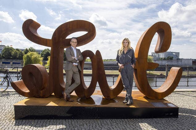 Bilder des Jahres 2020, News 09 September News Themen der Woche KW36 News Bilder des Tages Heiko Maas, Bundesaussenminister, mit der Performancekuenstlerin Mia Florentine Weiss vor ihrem Kunstwerk Love - Hate am Kapelle-Ufer in Berlin. Der Schriftzug liest sich von der einen Seite als Love, von der RâˆöÂºckseite hingegen als Hate. Das Ambigramm ist bewusst gewaehlt worden, um auf die Ambivalenz von Liebe und Hass in der modernen Welt hinzudeuten. 03.09.2020 Berlin Deutschland