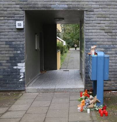Bilder des Jahres 2020, News 09 September News Themen der Woche KW36 Tragödie in Solingen, 5 Kinder sterben. Ein Tag danach, Hauseingand Hasselstraße 155