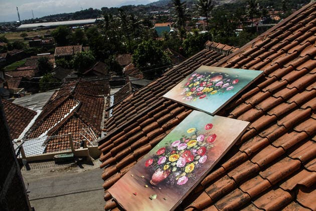 September 5, 2020, Bandung, West Java, Indonesia: Flower paintings are seen drying on the roof of a resident s house in Jelekong village near Bandung..Average painting prices range from IDR 50,000 to IDR 250,000 ($ 3.39 to $ 16.94) or custom-made prices. Paintings from Jelekong village have been sent to various regions, especially the island of Bali. Due to the COVID-19 pandemic, painters have resorted to selling their work on the online market. Bandung Indonesia - ZUMAs197 20200905_zaa_s197_006 Copyright: xAlgixFebrixSugitax