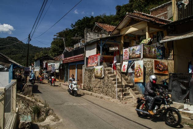 September 5, 2020, Bandung, West Java, Indonesia: A view of Kampung Lukis in Jelekong Village near Bandung..Average painting prices range from IDR 50,000 to IDR 250,000 ($ 3.39 to $ 16.94) or custom-made prices. Paintings from Jelekong village have been sent to various regions, especially the island of Bali. Due to the COVID-19 pandemic, painters have resorted to selling their work on the online market. Bandung Indonesia - ZUMAs197 20200905_zaa_s197_022 Copyright: xAlgixFebrixSugitax