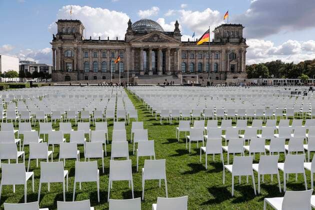 Bilder des Jahres 2020, News 09 September News Themen der Woche KW37 News Bilder des Tages 13 000 Stuehle vor dem Reichstag Berlin, DEU, 07.09.2020 - 13 000 Stuehle werden vor dem Reichstag aufgestellt. Die Stuehle symbolisieren die Menschen, die momentan im Fluchtlingscamp Moria leben. Der bundesweite antirassistische Aktionstag «We ll Come United» wird von Seebruecke, Sea-Watch, LeaveNoOneBehind und Campact unterstuetzt. Berlin Berlin Deutschland