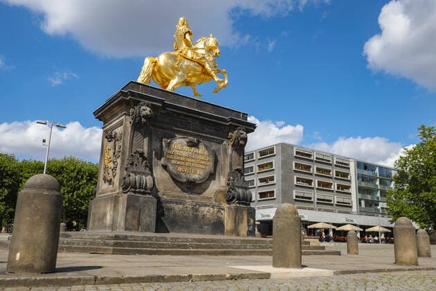 Bilder des Jahres 2020, News 09 September News Themen der Woche KW37 News Bilder des Tages Der Goldene Reiter in Dresden erstrahlt nun zeitiger als geplant nach der Restauration. Seit Juli wurde das Wahrzeichen für 30.000 Euro restauriert. Am Wochenende präsentierte sich August der Starke auf seinem Ross in neuem Glanz. Das güldene Denkmal erhielt eine Komplettpflege - Schäden durch witterungsbedingte Einflüssen wie Wind, Staub, Ablaufspuren durch Regenwasser und Mikrorissbildung durch Temperaturwechsel wurden beseitigt. Außerdem wurde die Vergoldung erneuert. Dresden - Goldener Reiter erstrahlt wieder wie neu: Restauration für 30.000 Euro abgeschlossen