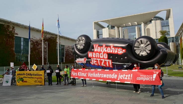 Bilder des Jahres 2020, News 09 September News Themen der Woche KW37 News Bilder des Tages 08 . 09 . 2020 , Berlin Mitte : Anlaesslich des heute im Bundeskanzleramt stattfindenen Autogipfels protestieren Umweltaktivisten ( u.a. von greenpeace und campact ) vor dem Kanzleramt unter dem Motto : Verkehrswende jetzt !