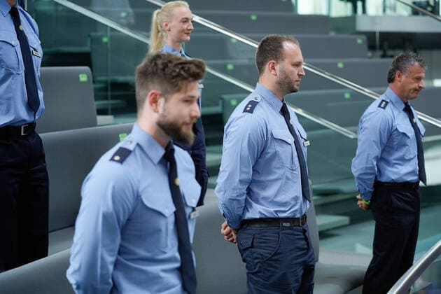 Bilder des Jahres 2020, News 09 September News Themen der Woche KW37 172. Bundestagssitzung am 09.09.2020 in Berlin 09.09.2020, Berlin, Polizisten bei der Ehrung im Bundestag wegen Beschuetzen des Bundestages Berlin Berlin Deutschland