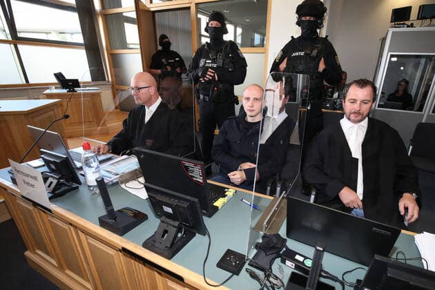 Bilder des Jahres 2020, News 09 September News Themen der Woche KW37 News Bilder des Tages Der angeklagte Stephan Balliet hat seinen Laptop mit im Saal, der Akku vom Laptop läuft nur noch 45 Minuten ohne Strom, laut Aussage Stephan Balliet muss er deswegen an eine Steckdose angeschlossen werden, Prozesstag Elf im Landgericht Magdeburg gegen den Halle Attentäter Stephan Balliet insgesamt fünf Richterinnen und Richter entscheiden am Ende über das Urteil, ein sechster steht als Reserve parat. Die Vorsitzende Richterin ist Ursula Mertens. 43 Nebenklägerinnen und -kläger sind zum Prozess am Landgericht in Magdeburg zugelassen, die von 21 Anwälten beraten werden. Personen Bitte Pixeln-Personen Unkenntlich machen
